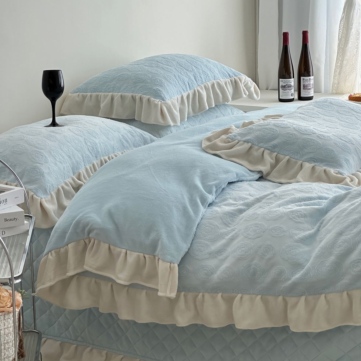 91家纺网 家纺一手货源 找家纺 佰织鑫家居 2025新款高克重压花牛奶绒床盖款四件套-茶花 茶花（天空蓝）