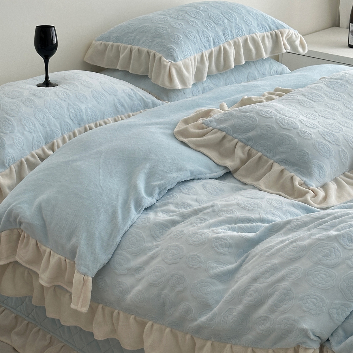 91家纺网 家纺一手货源 找家纺 佰织鑫家居 2025新款高克重压花牛奶绒床盖款四件套-茶花 茶花（天空蓝）