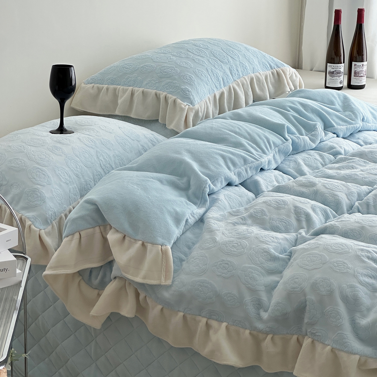 91家纺网 家纺一手货源 找家纺 佰织鑫家居 2025新款高克重压花牛奶绒床盖款四件套-茶花 茶花（天空蓝）