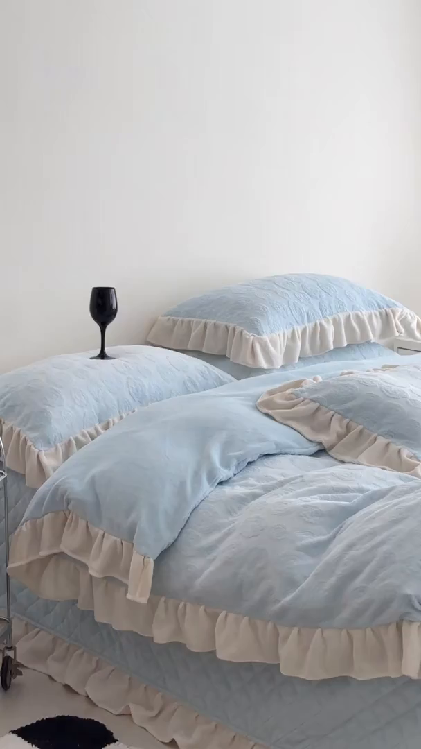 91家纺网 家纺一手货源 找家纺 佰织鑫家居 2025新款高克重压花牛奶绒床盖款四件套-茶花 茶花（天空蓝）