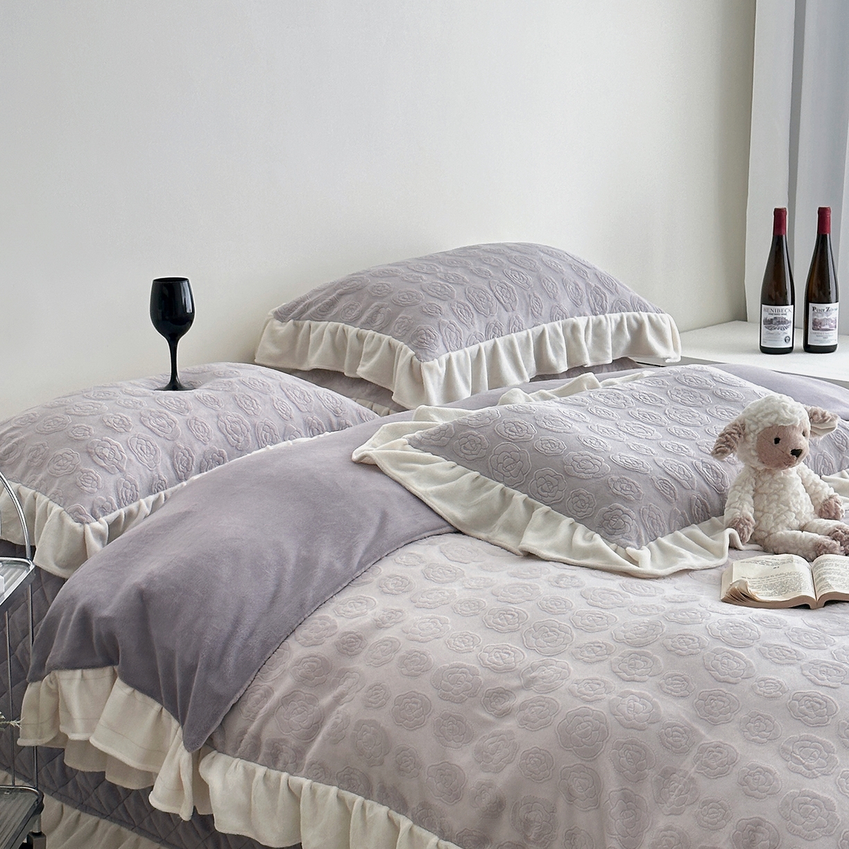 91家纺网 家纺一手货源 找家纺 佰织鑫家居 2025新款高克重压花牛奶绒床盖款四件套-茶花 茶花（烟熏紫）