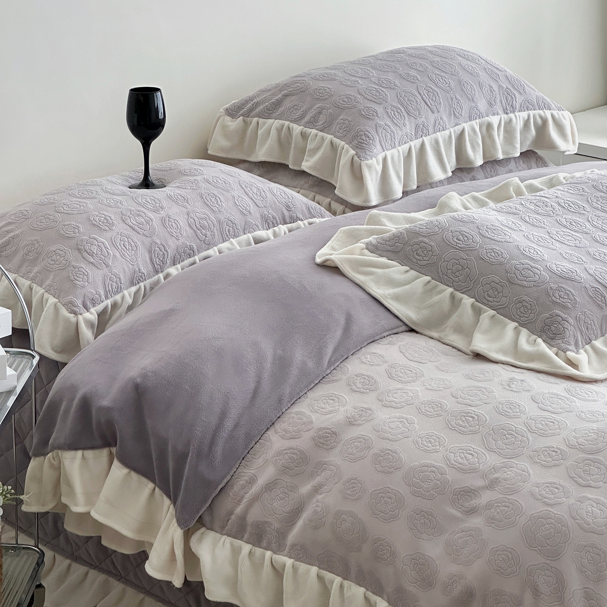 91家纺网 家纺一手货源 找家纺 佰织鑫家居 2025新款高克重压花牛奶绒床盖款四件套-茶花 茶花（烟熏紫）