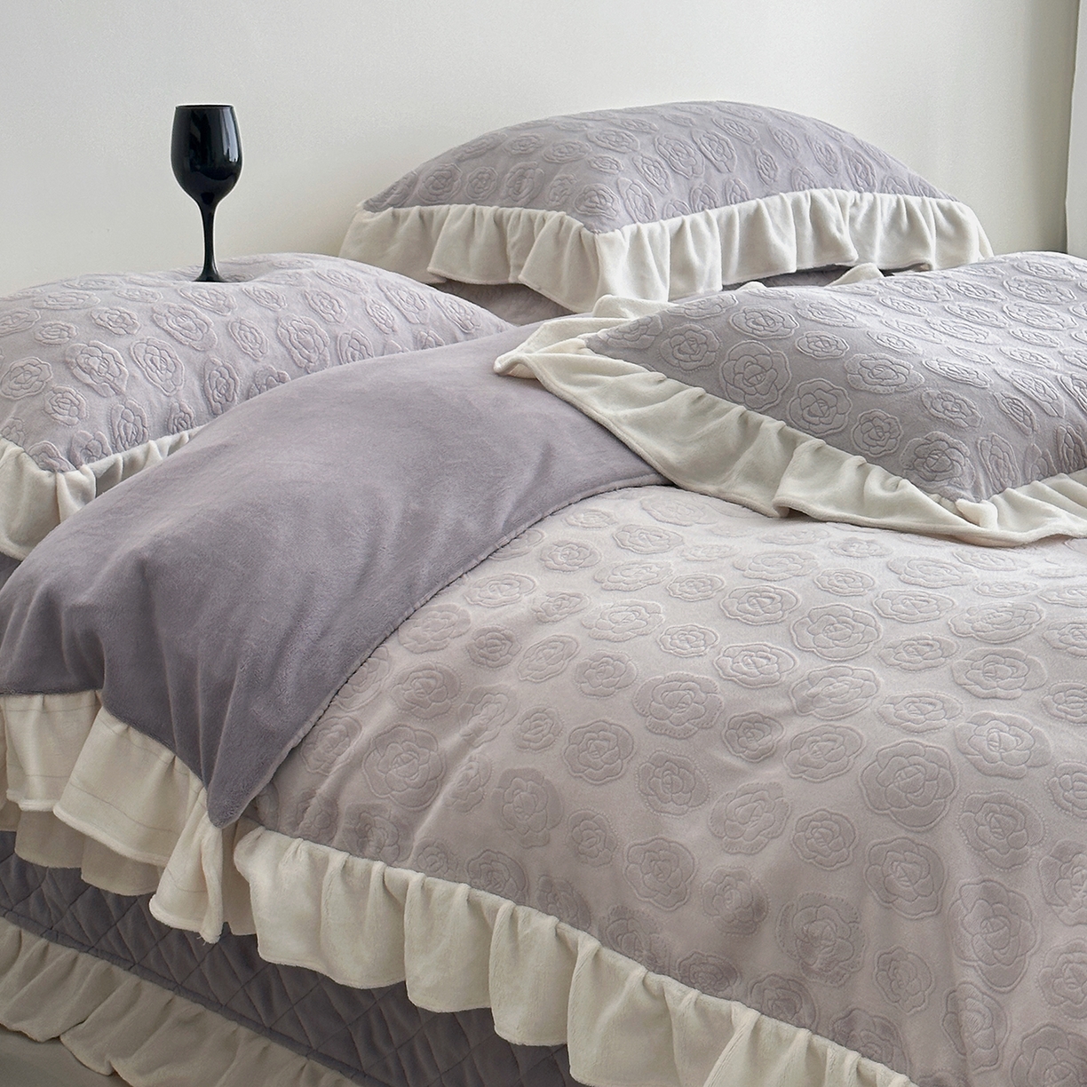 91家纺网 家纺一手货源 找家纺 佰织鑫家居 2025新款高克重压花牛奶绒床盖款四件套-茶花 茶花（烟熏紫）