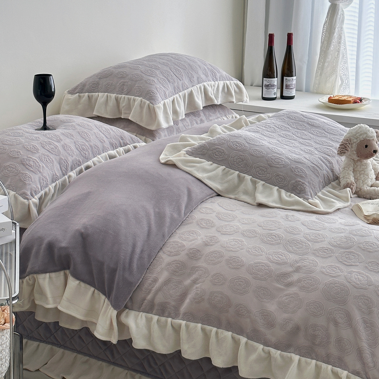 91家纺网 家纺一手货源 找家纺 佰织鑫家居 2025新款高克重压花牛奶绒床盖款四件套-茶花 茶花（烟熏紫）