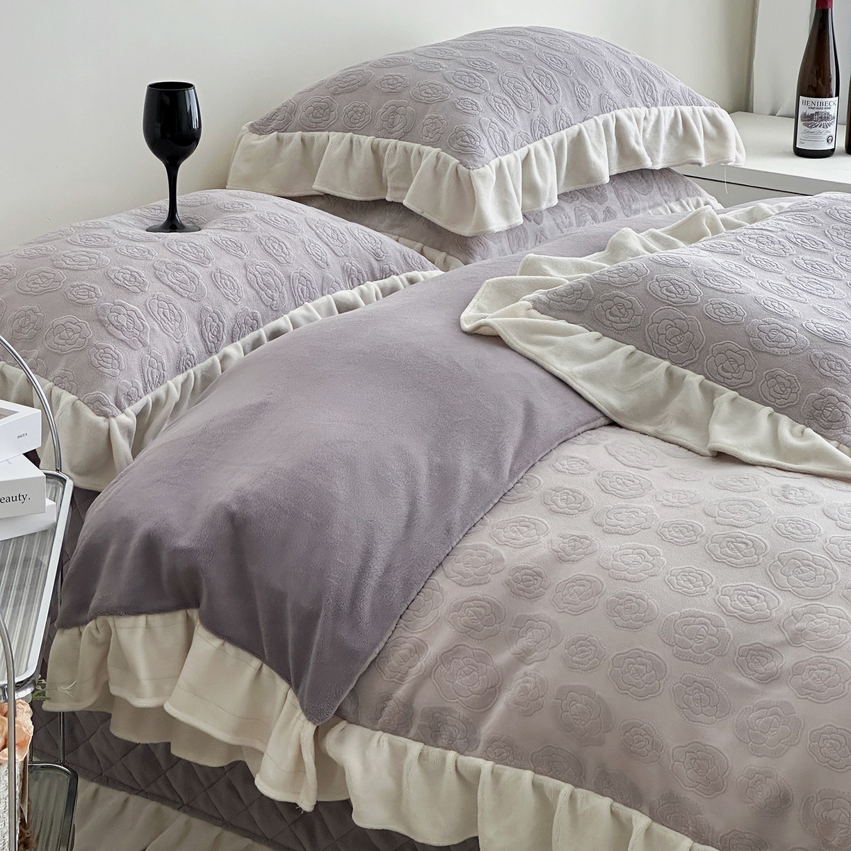 91家纺网 家纺一手货源 找家纺 佰织鑫家居 2025新款高克重压花牛奶绒床盖款四件套-茶花 茶花（烟熏紫）