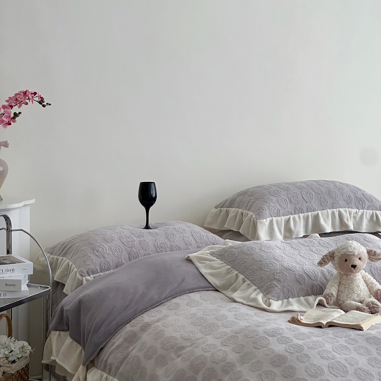 91家纺网 家纺一手货源 找家纺 佰织鑫家居 2025新款高克重压花牛奶绒床盖款四件套-茶花 茶花（烟熏紫）