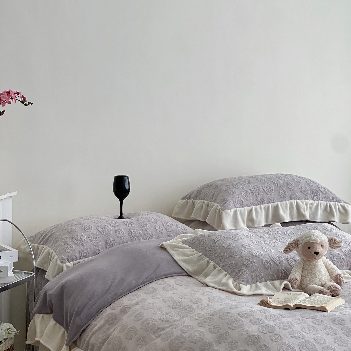 91家纺网 家纺一手货源 找家纺 佰织鑫家居 2025新款高克重压花牛奶绒床盖款四件套-茶花 茶花（烟熏紫）