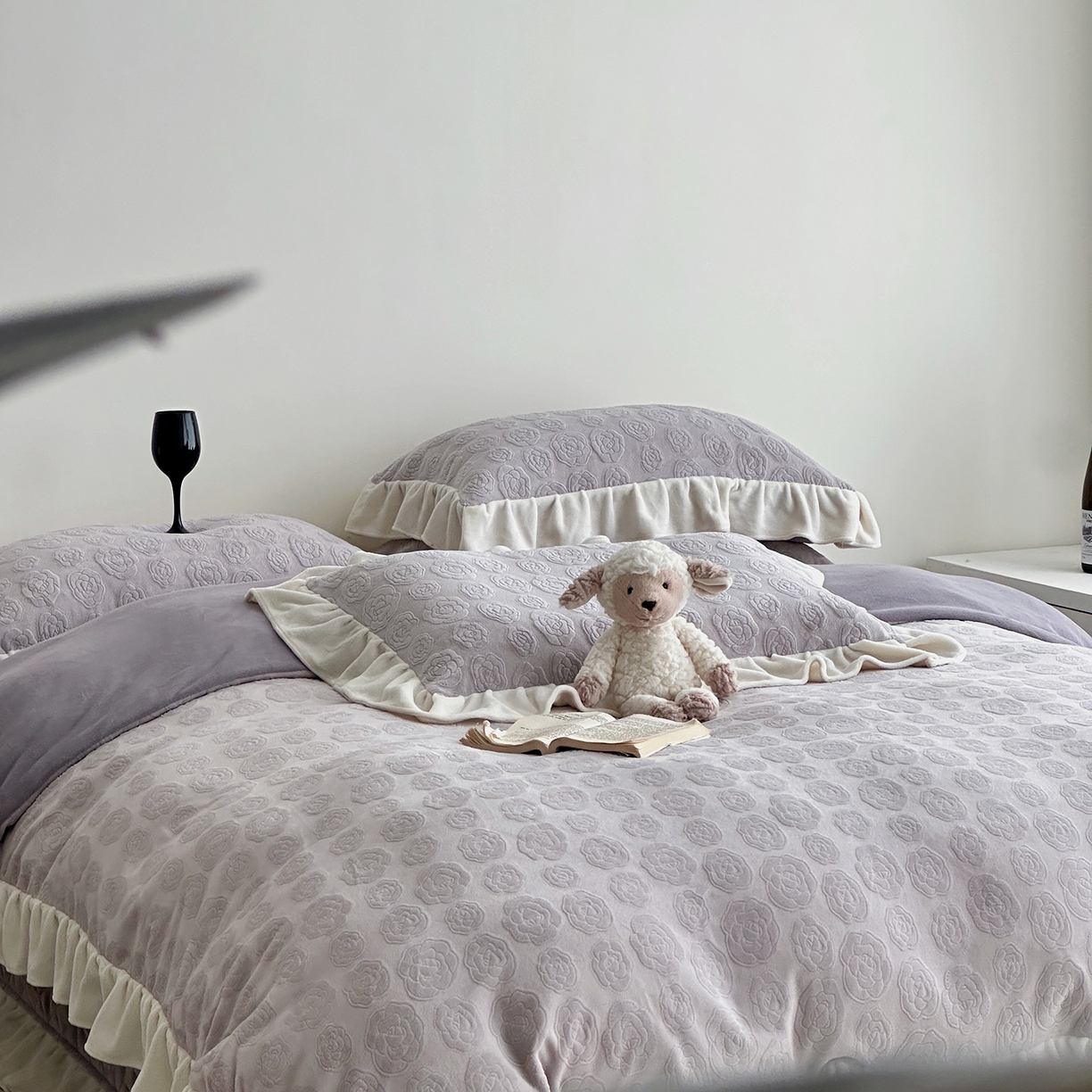 91家纺网 家纺一手货源 找家纺 佰织鑫家居 2025新款高克重压花牛奶绒床盖款四件套-茶花 茶花（烟熏紫）