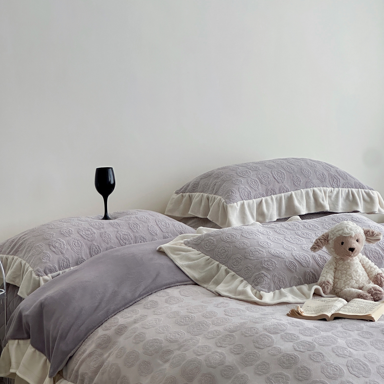 91家纺网 家纺一手货源 找家纺 佰织鑫家居 2025新款高克重压花牛奶绒床盖款四件套-茶花 茶花（烟熏紫）