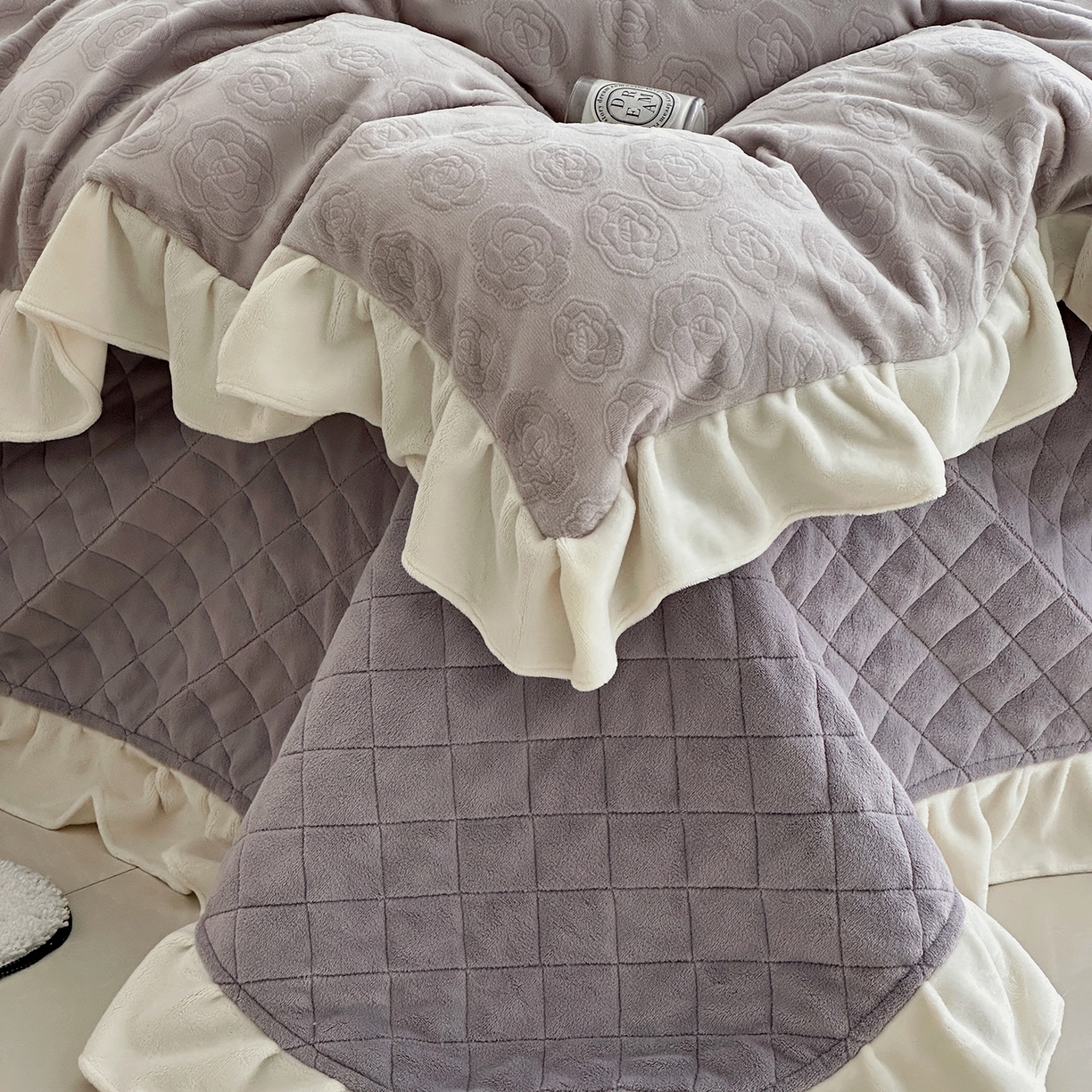 91家纺网 家纺一手货源 找家纺 佰织鑫家居 2025新款高克重压花牛奶绒床盖款四件套-茶花 茶花（烟熏紫）