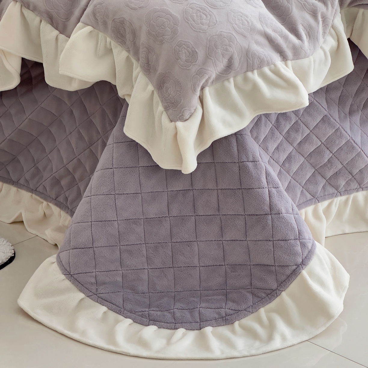 91家纺网 家纺一手货源 找家纺 佰织鑫家居 2025新款高克重压花牛奶绒床盖款四件套-茶花 茶花（烟熏紫）