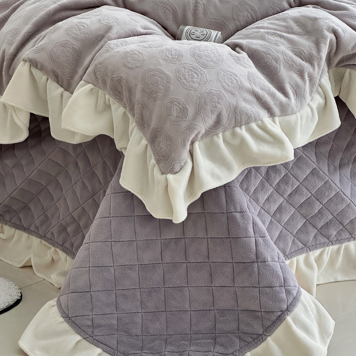 91家纺网 家纺一手货源 找家纺 佰织鑫家居 2025新款高克重压花牛奶绒床盖款四件套-茶花 茶花（烟熏紫）