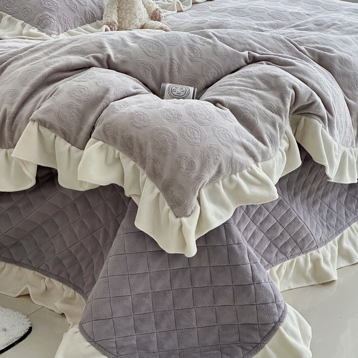 91家纺网 家纺一手货源 找家纺 佰织鑫家居 2025新款高克重压花牛奶绒床盖款四件套-茶花 茶花（烟熏紫）