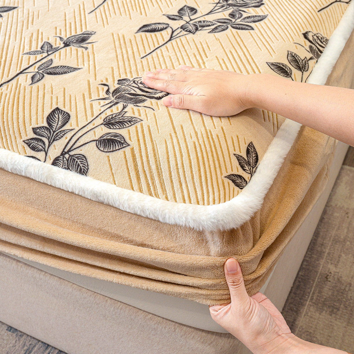 91家纺网 家纺一手货源 找家纺 云玲时尚 2025新款牛奶绒雕花兔毛绒包边床笠单床笠床笠单件 水墨玫瑰