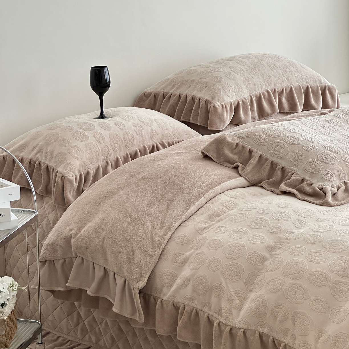 91家纺网 家纺一手货源 找家纺 佰织鑫家居 2025新款高克重压花牛奶绒床盖款四件套-茶花 茶花（燕麦咖）