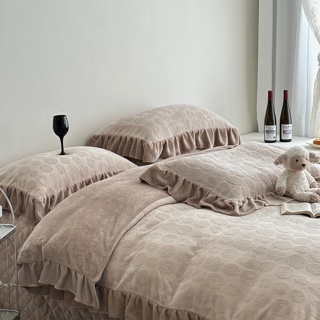 91家纺网 家纺一手货源 找家纺 佰织鑫家居 2025新款高克重压花牛奶绒床盖款四件套-茶花 茶花（燕麦咖）