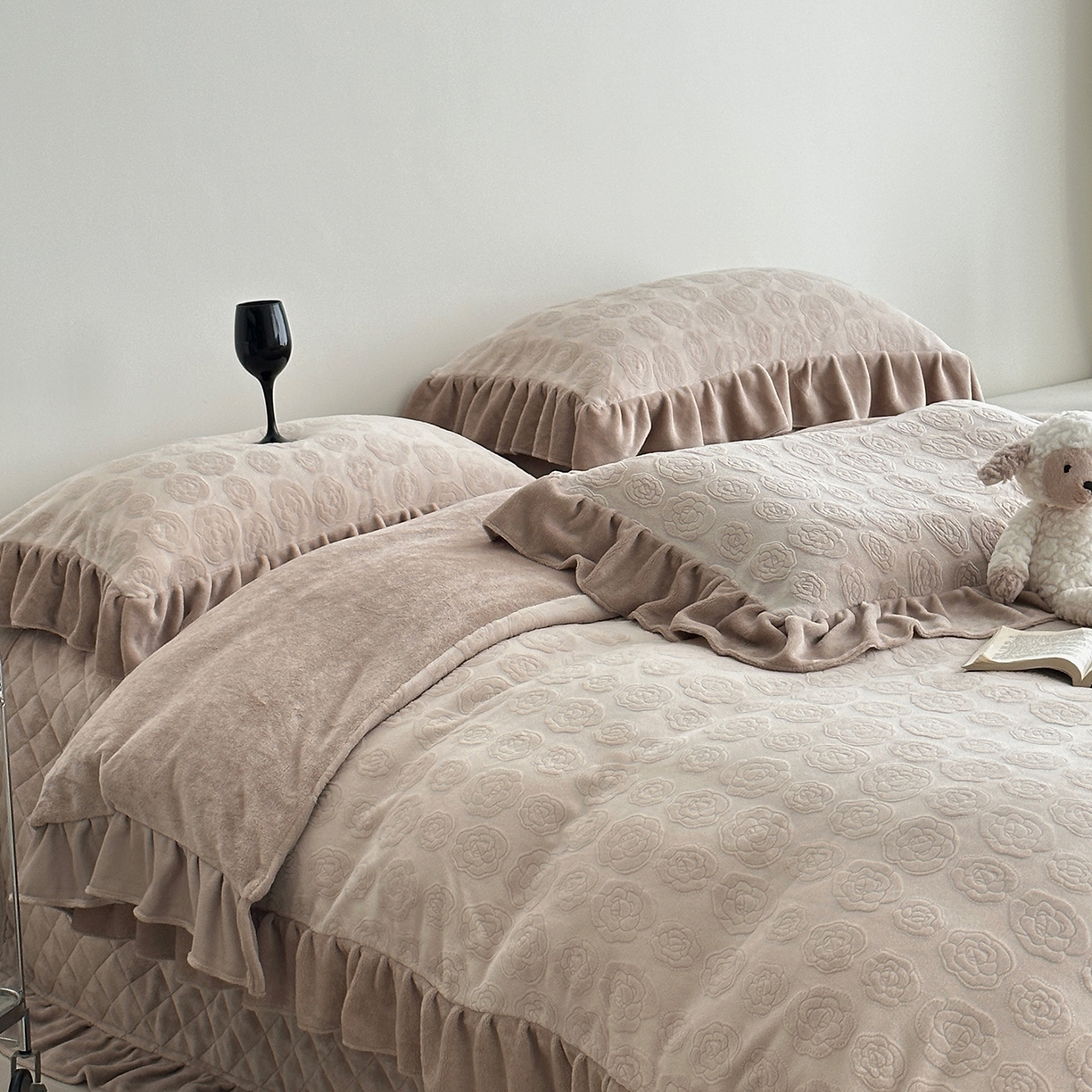 91家纺网 家纺一手货源 找家纺 佰织鑫家居 2025新款高克重压花牛奶绒床盖款四件套-茶花 茶花（燕麦咖）