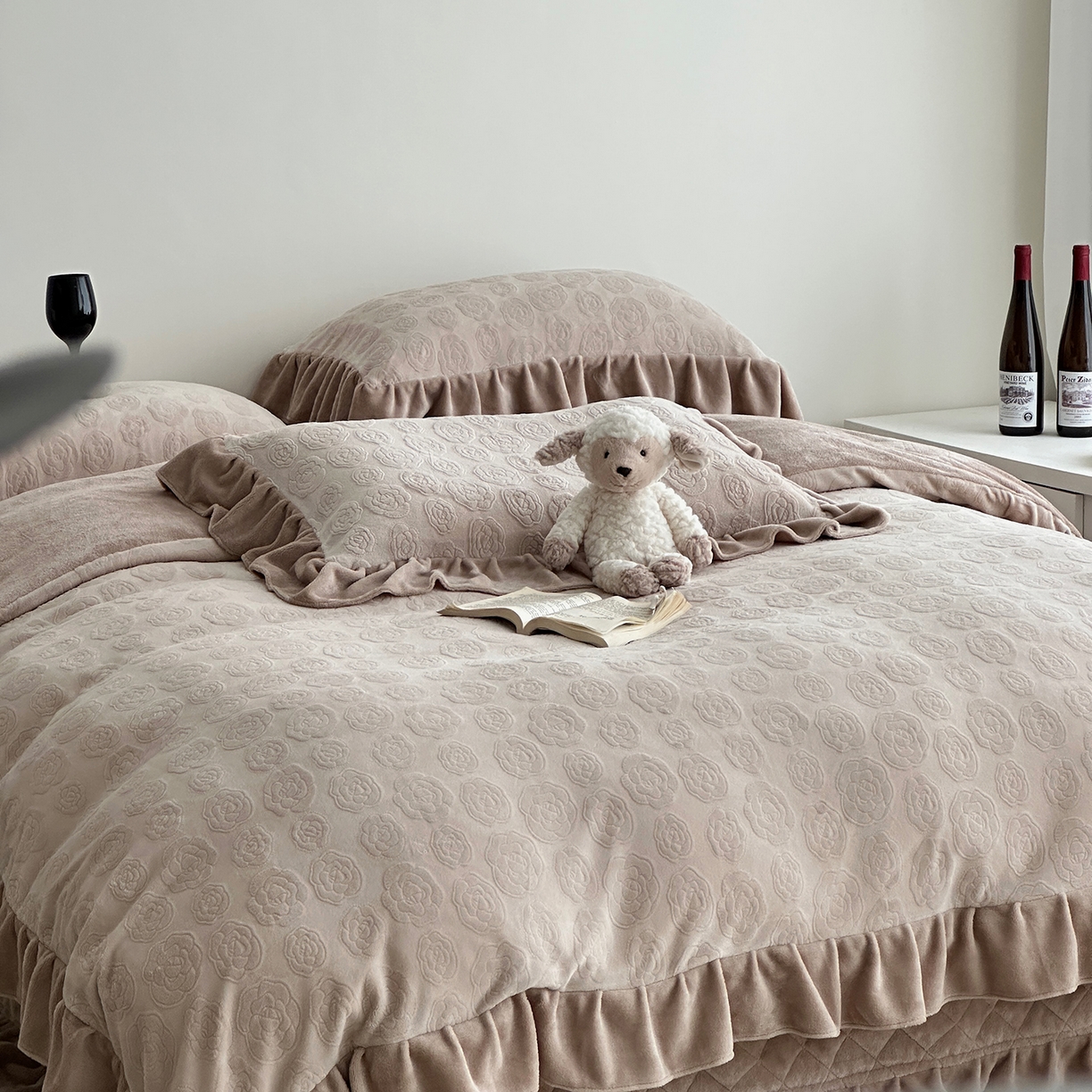 91家纺网 家纺一手货源 找家纺 佰织鑫家居 2025新款高克重压花牛奶绒床盖款四件套-茶花 茶花（燕麦咖）