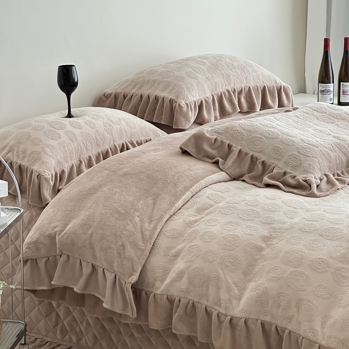 91家纺网 家纺一手货源 找家纺 佰织鑫家居 2025新款高克重压花牛奶绒床盖款四件套-茶花 茶花（燕麦咖）