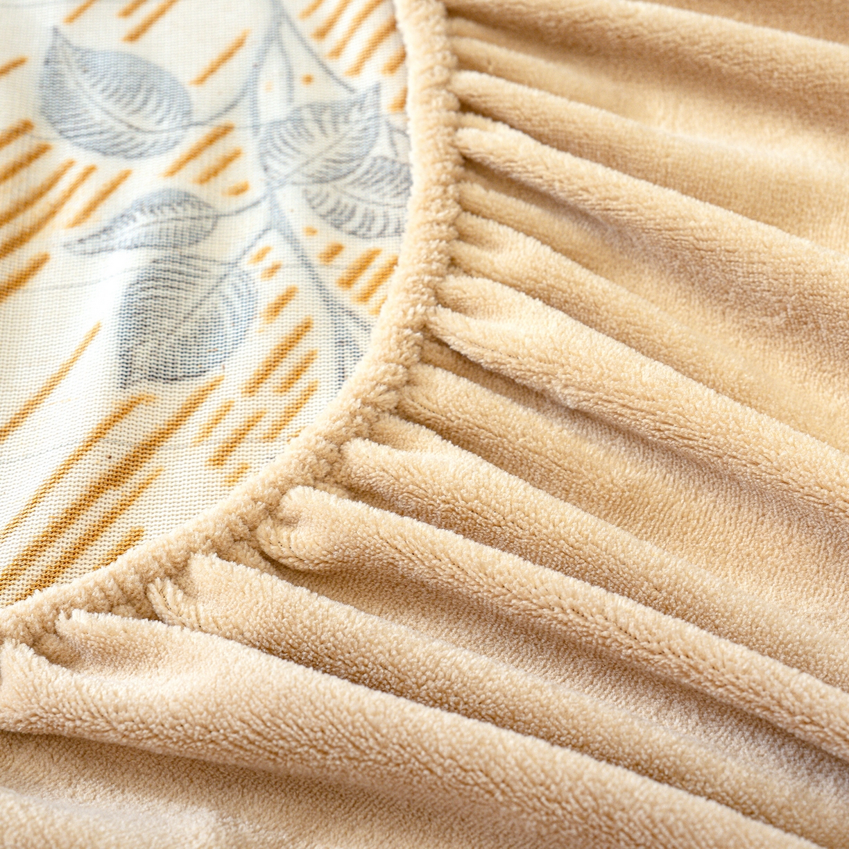 91家纺网 家纺一手货源 找家纺 云玲时尚 2025新款牛奶绒雕花兔毛绒包边床笠单床笠床笠单件 水墨玫瑰