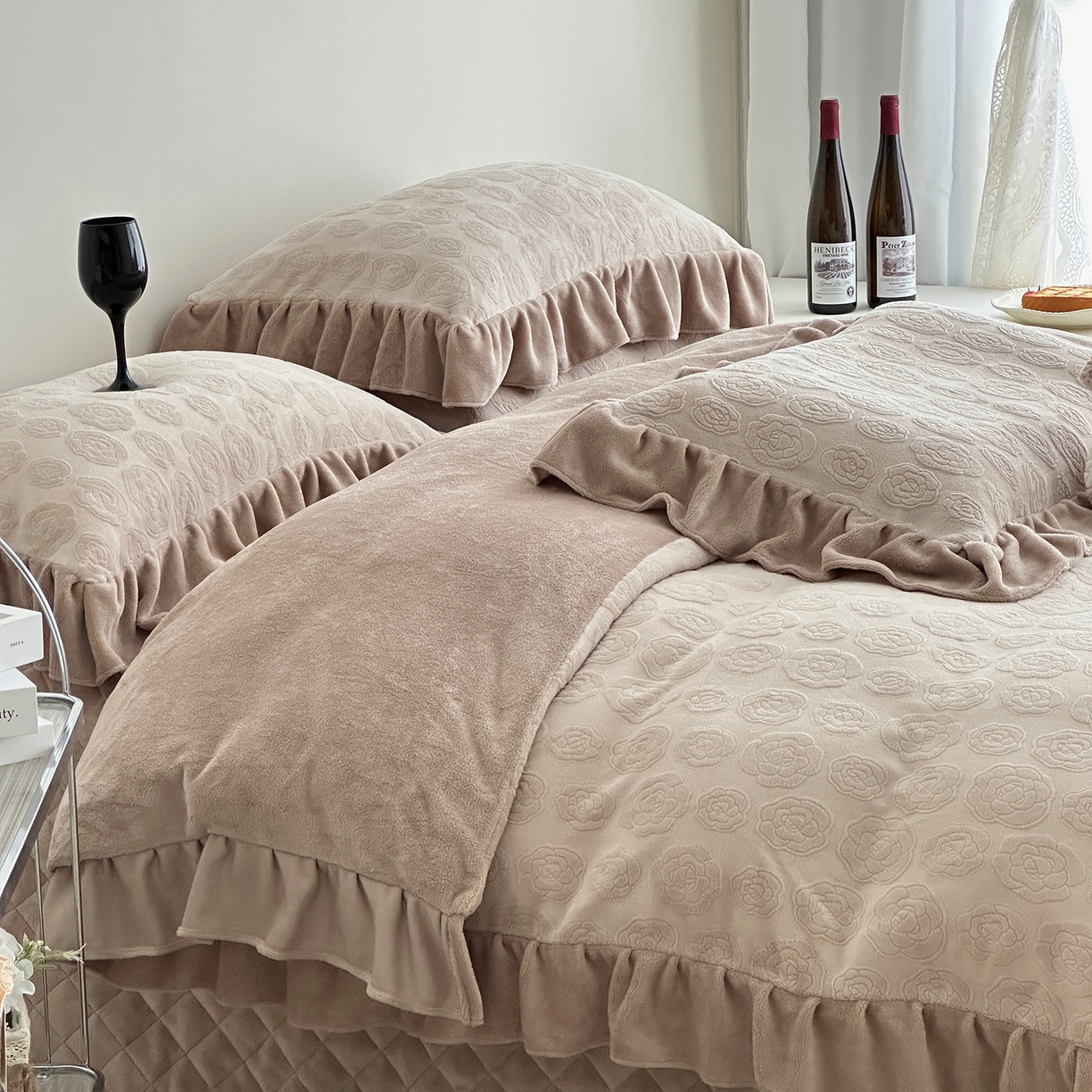 91家纺网 家纺一手货源 找家纺 佰织鑫家居 2025新款高克重压花牛奶绒床盖款四件套-茶花 茶花（燕麦咖）