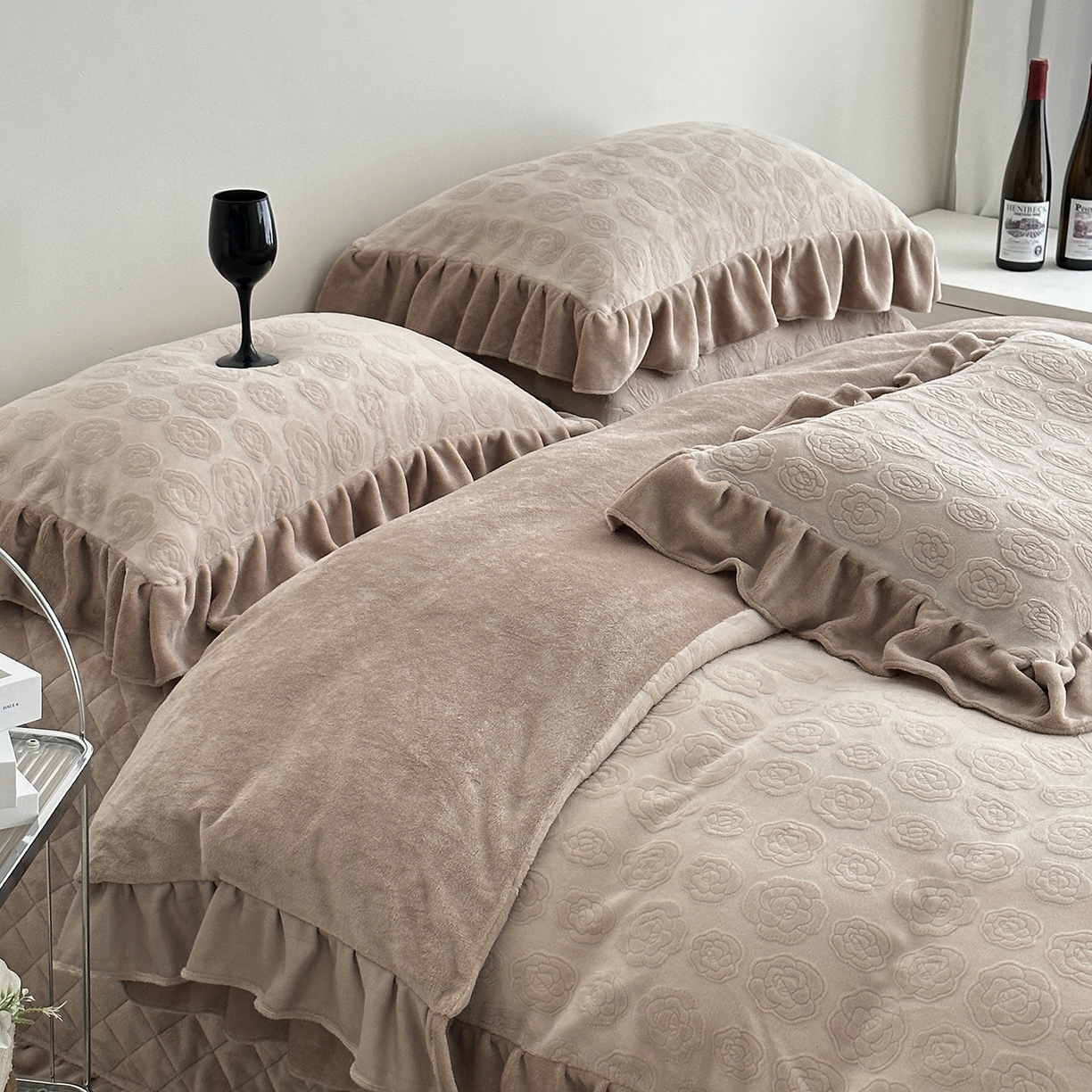 91家纺网 家纺一手货源 找家纺 佰织鑫家居 2025新款高克重压花牛奶绒床盖款四件套-茶花 茶花（燕麦咖）