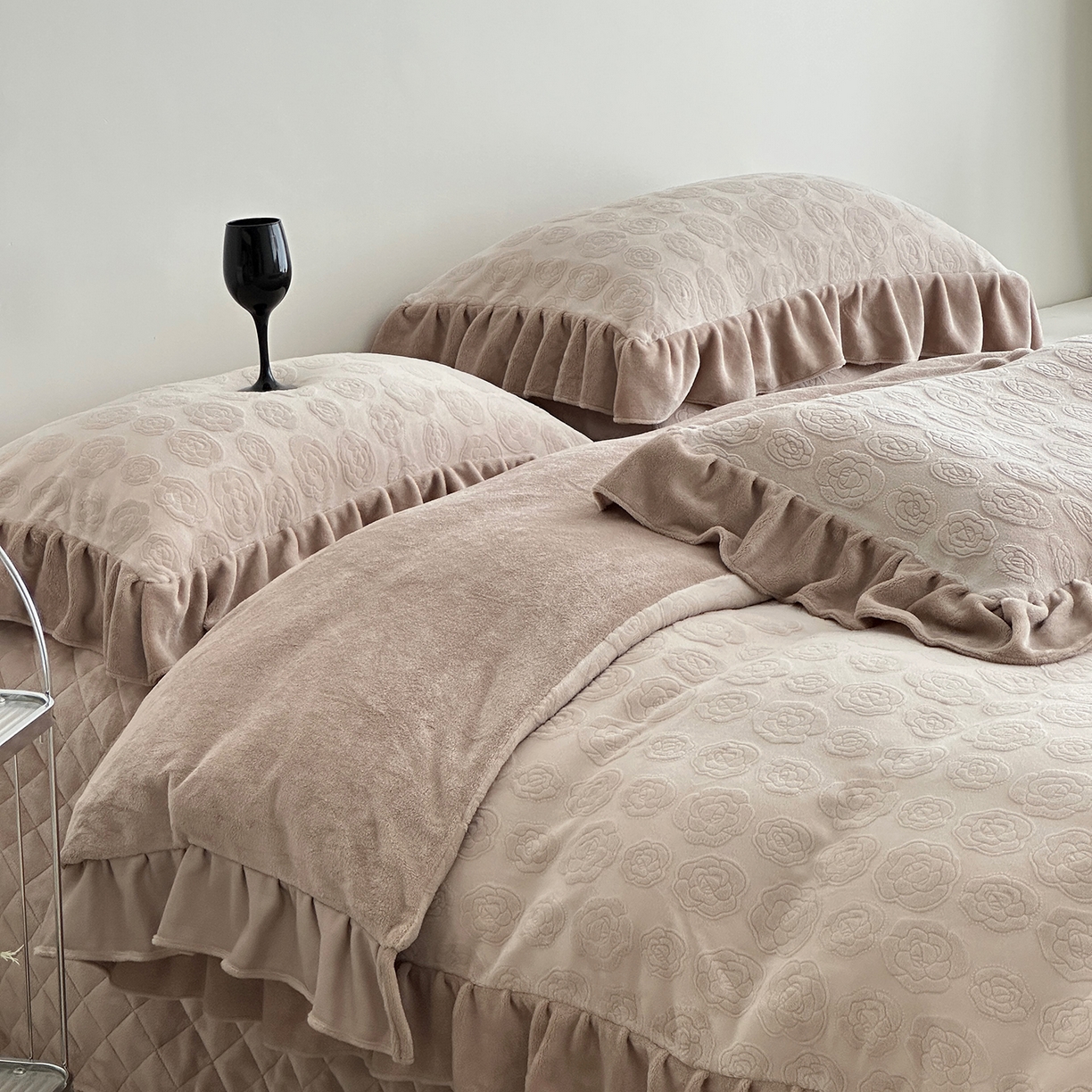 91家纺网 家纺一手货源 找家纺 佰织鑫家居 2025新款高克重压花牛奶绒床盖款四件套-茶花 茶花（燕麦咖）