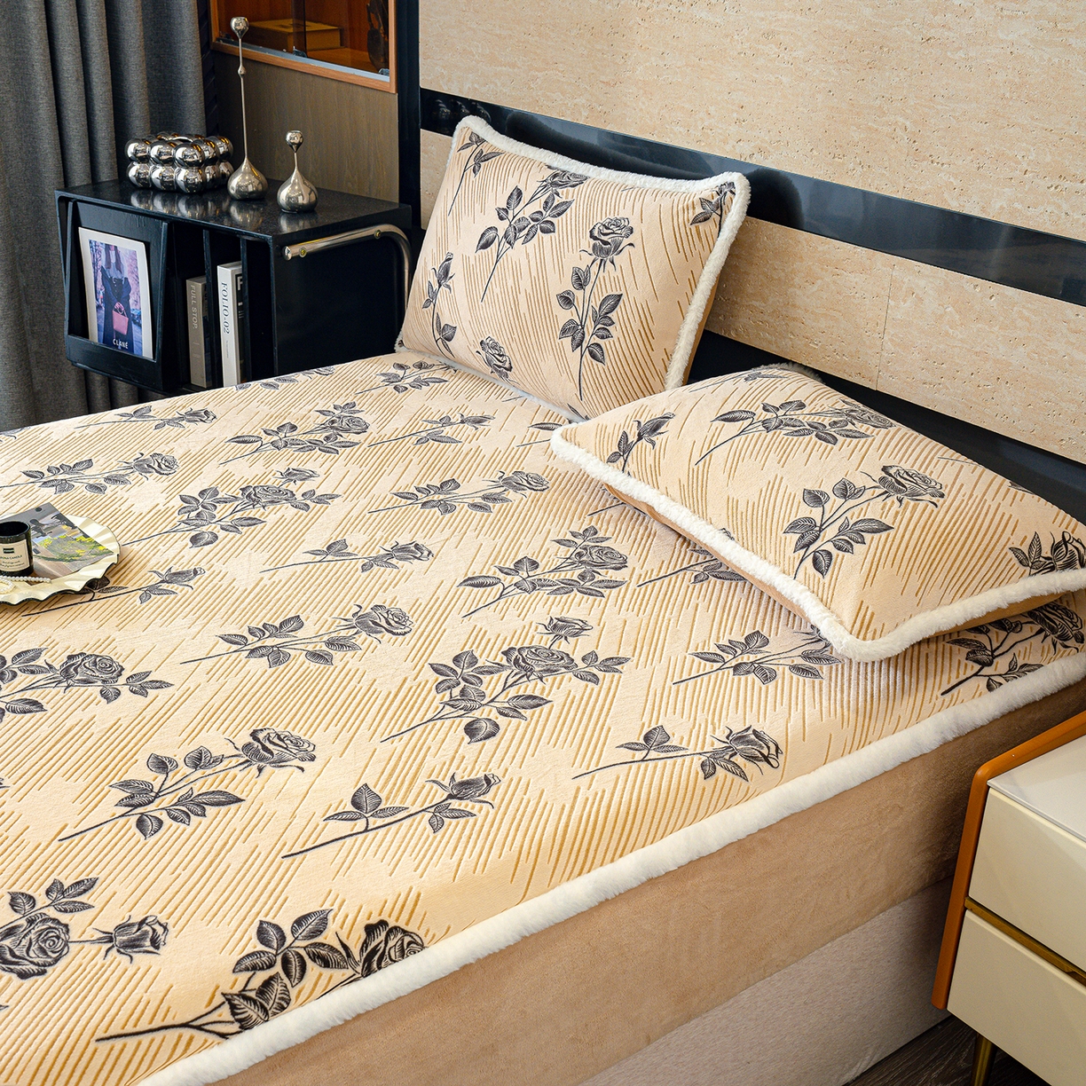 91家纺网 家纺一手货源 找家纺 云玲时尚 2025新款牛奶绒雕花兔毛绒包边床笠单床笠床笠单件 水墨玫瑰