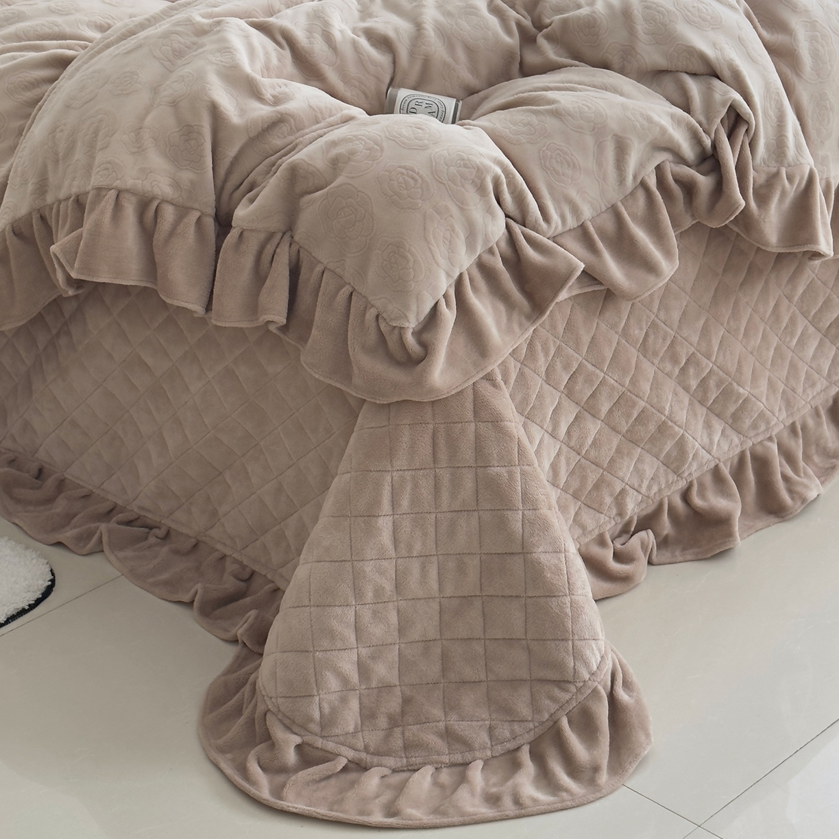 91家纺网 家纺一手货源 找家纺 佰织鑫家居 2025新款高克重压花牛奶绒床盖款四件套-茶花 茶花（燕麦咖）