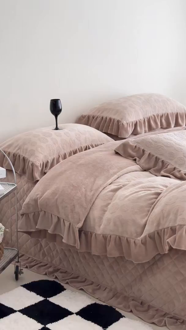 91家纺网 家纺一手货源 找家纺 佰织鑫家居 2025新款高克重压花牛奶绒床盖款四件套-茶花 茶花（燕麦咖）