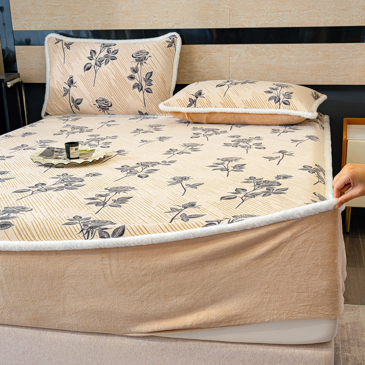 91家纺网 家纺一手货源 找家纺 云玲时尚 2025新款牛奶绒雕花兔毛绒包边床笠单床笠床笠单件 水墨玫瑰