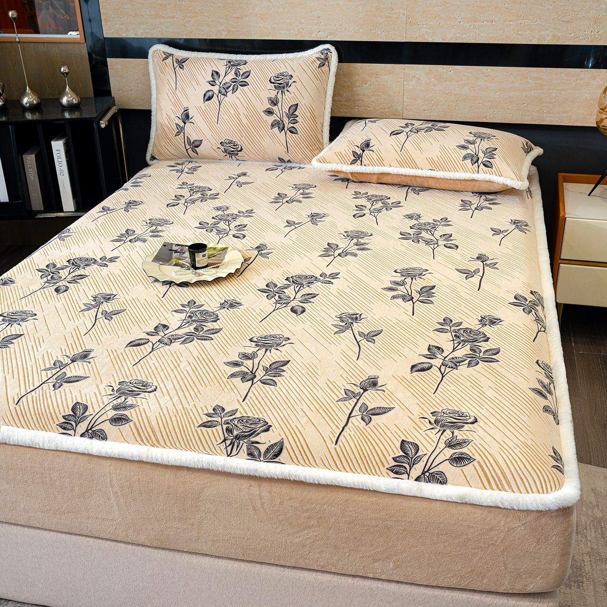 91家纺网 家纺一手货源 找家纺 云玲时尚 2025新款牛奶绒雕花兔毛绒包边床笠单床笠床笠单件 水墨玫瑰