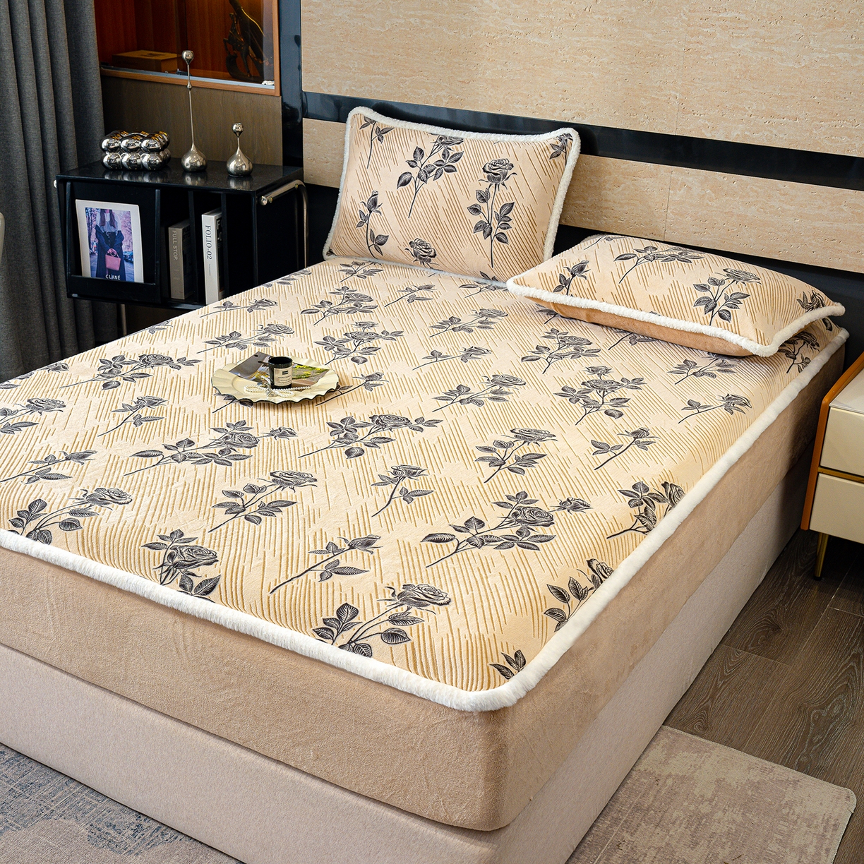 91家纺网 家纺一手货源 找家纺 云玲时尚 2025新款牛奶绒雕花兔毛绒包边床笠单床笠床笠单件 水墨玫瑰