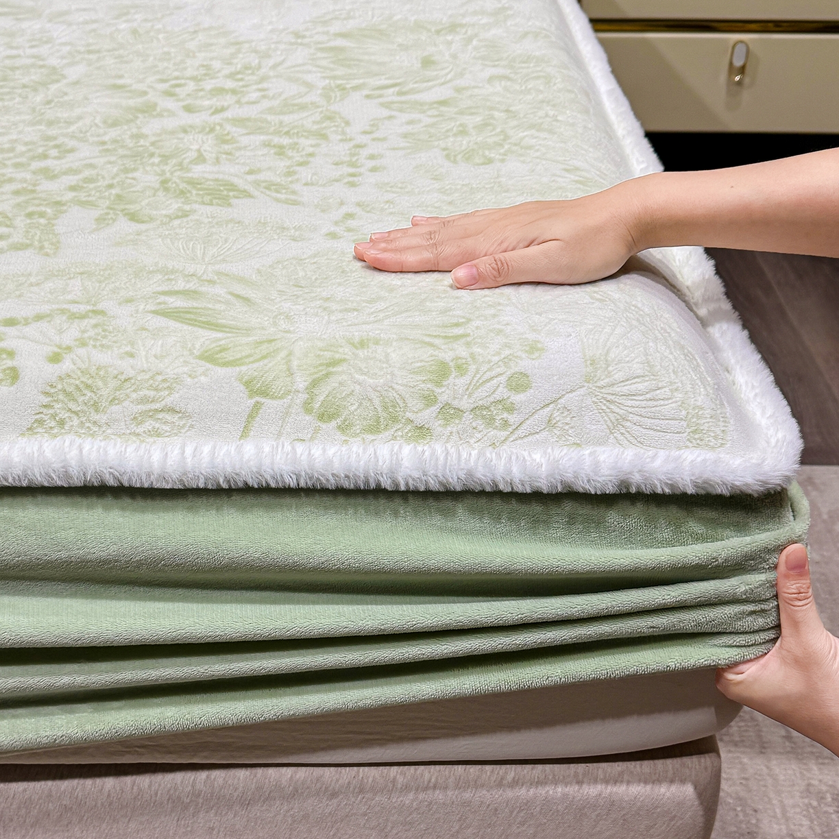 91家纺网 家纺一手货源 找家纺 云玲时尚 2025新款牛奶绒雕花兔毛绒包边床笠单床笠床笠单件 碎花漫语