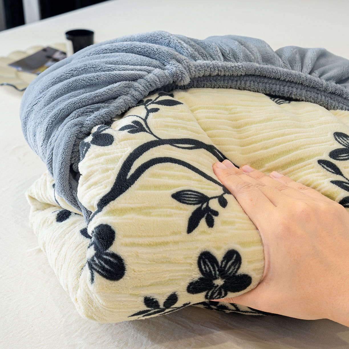 91家纺网 家纺一手货源 找家纺 云玲时尚 2025新款牛奶绒雕花兔毛绒包边床笠单床笠床笠单件 香榭落叶