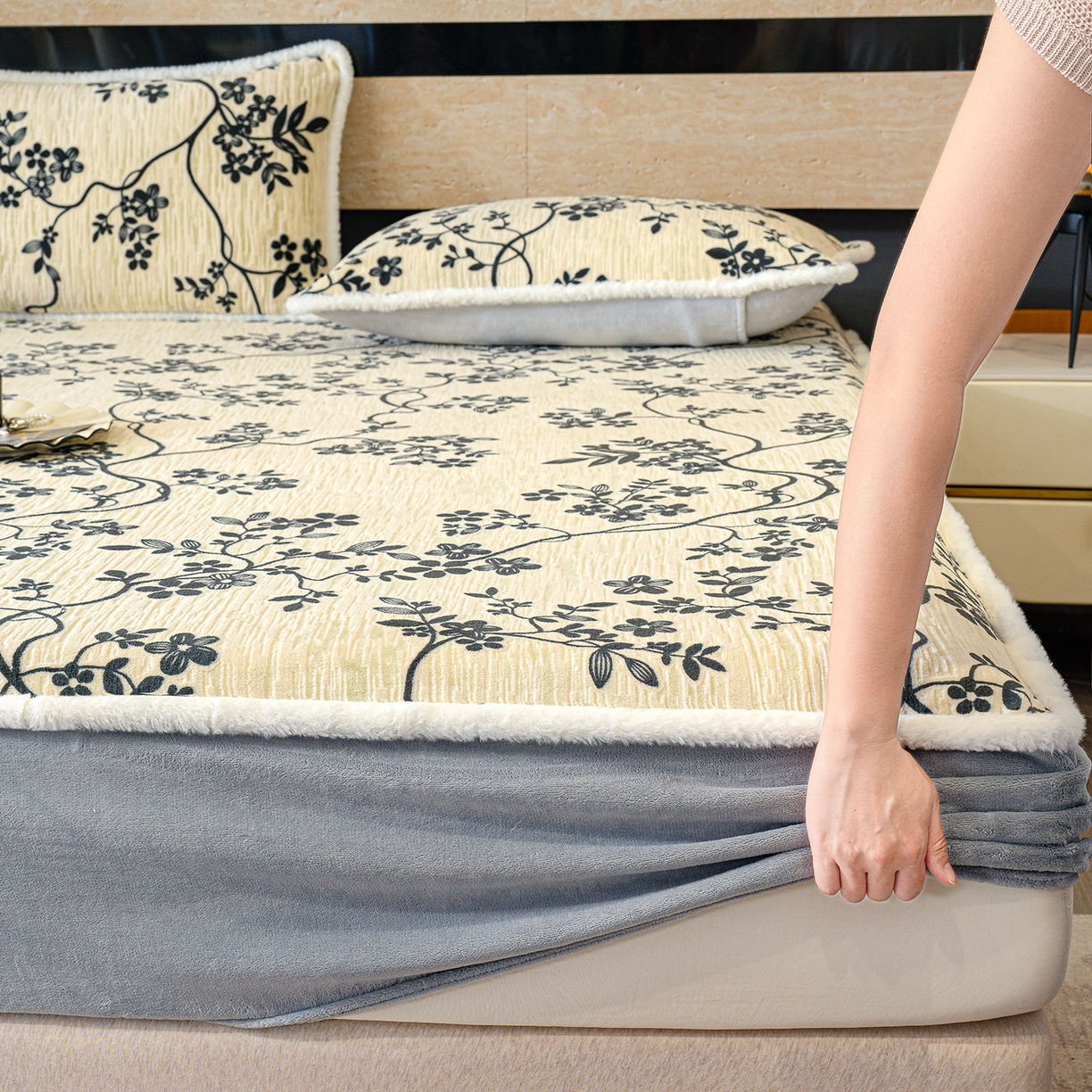 91家纺网 家纺一手货源 找家纺 云玲时尚 2025新款牛奶绒雕花兔毛绒包边床笠单床笠床笠单件 香榭落叶