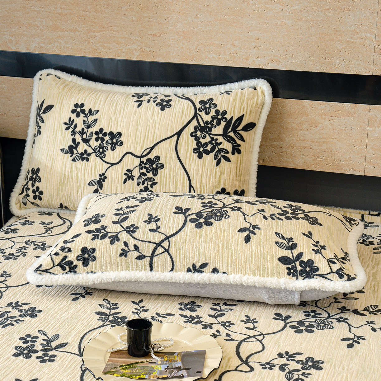 91家纺网 家纺一手货源 找家纺 云玲时尚 2025新款牛奶绒雕花兔毛绒包边床笠单床笠床笠单件 香榭落叶