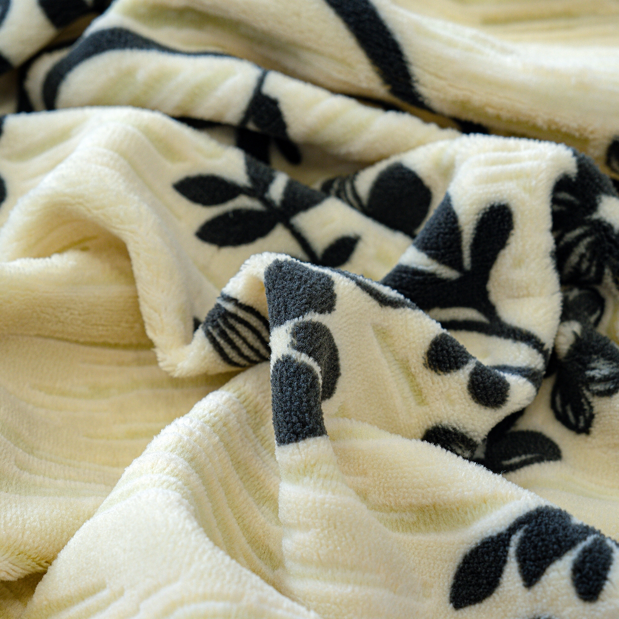 91家纺网 家纺一手货源 找家纺 云玲时尚 2025新款牛奶绒雕花兔毛绒包边床笠单床笠床笠单件 香榭落叶