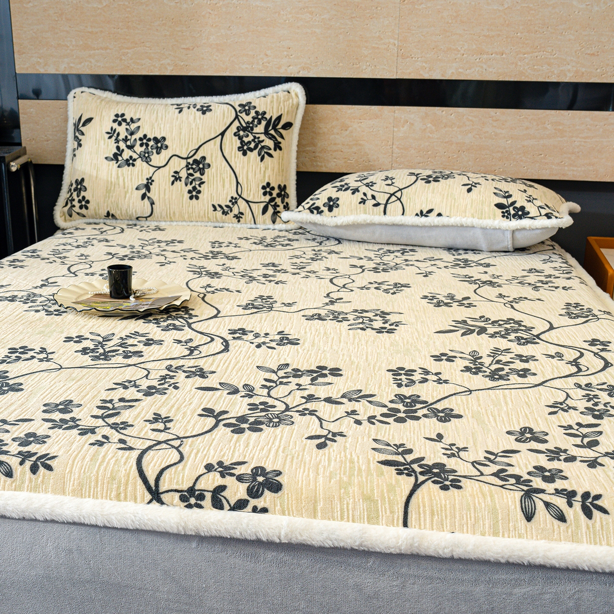 91家纺网 家纺一手货源 找家纺 云玲时尚 2025新款牛奶绒雕花兔毛绒包边床笠单床笠床笠单件 香榭落叶