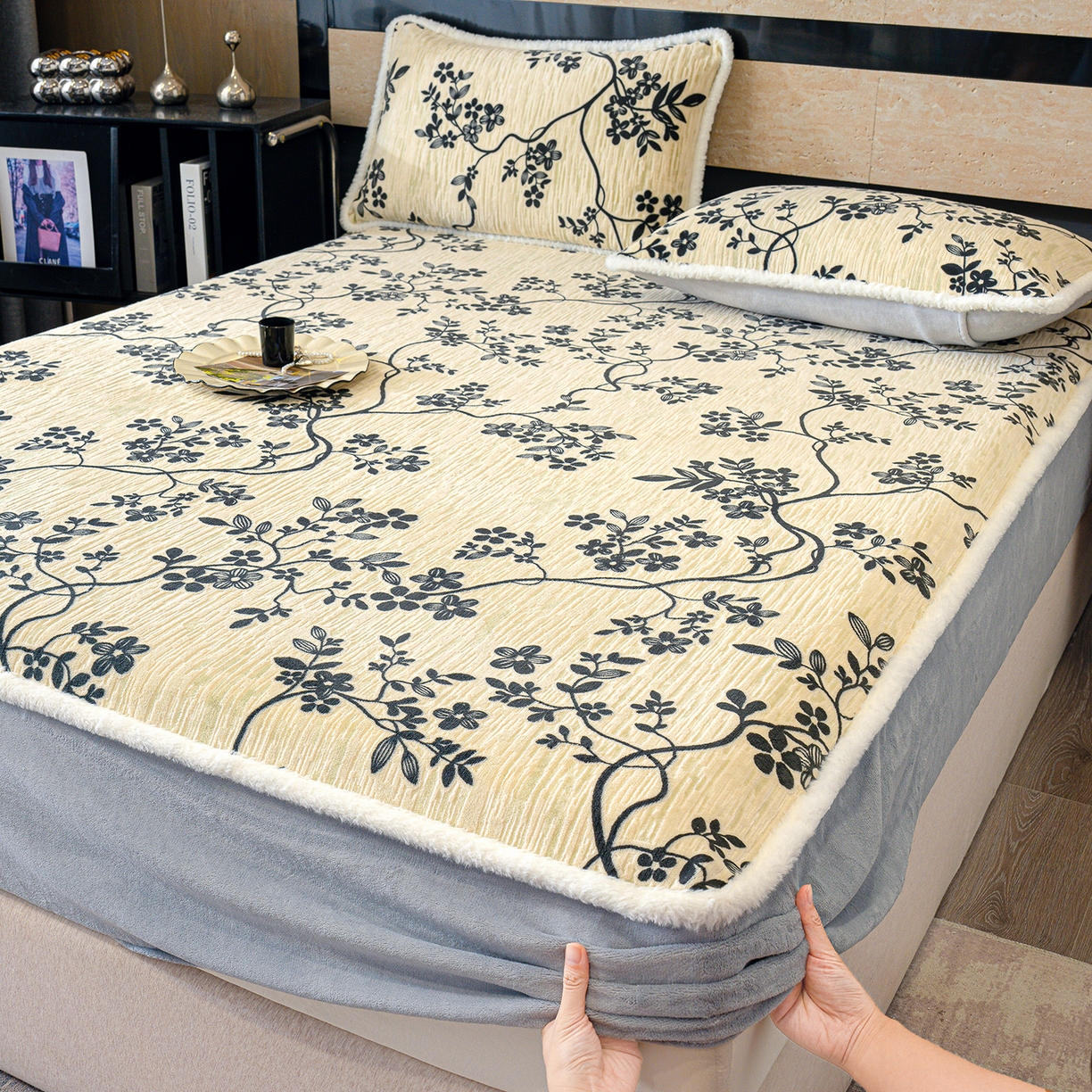 91家纺网 家纺一手货源 找家纺 云玲时尚 2025新款牛奶绒雕花兔毛绒包边床笠单床笠床笠单件 香榭落叶