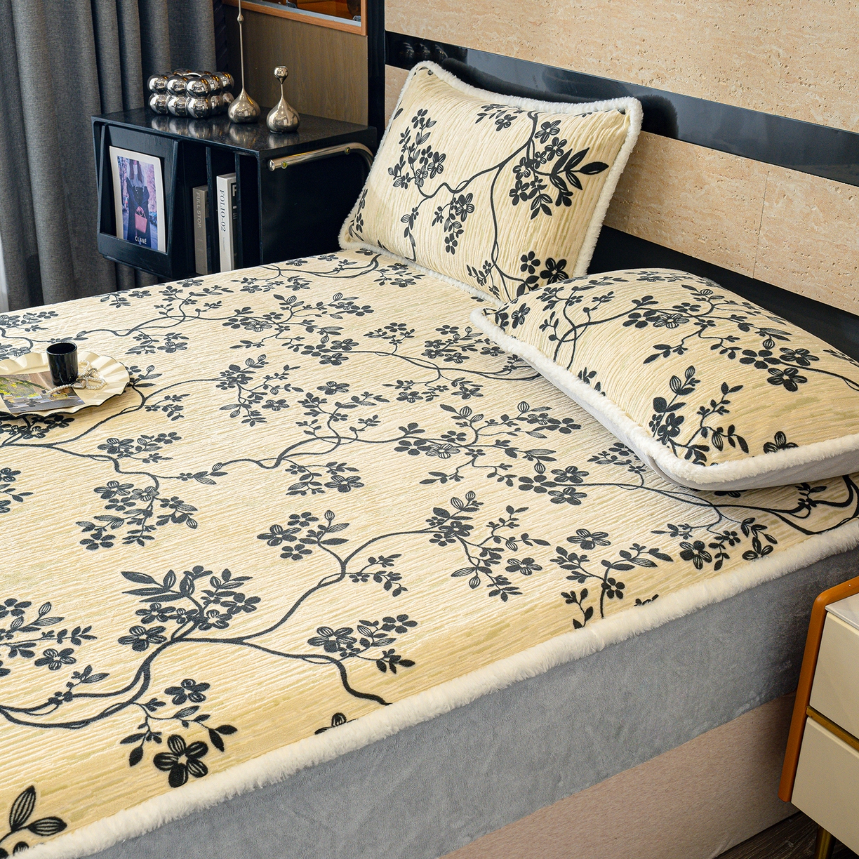 91家纺网 家纺一手货源 找家纺 云玲时尚 2025新款牛奶绒雕花兔毛绒包边床笠单床笠床笠单件 香榭落叶