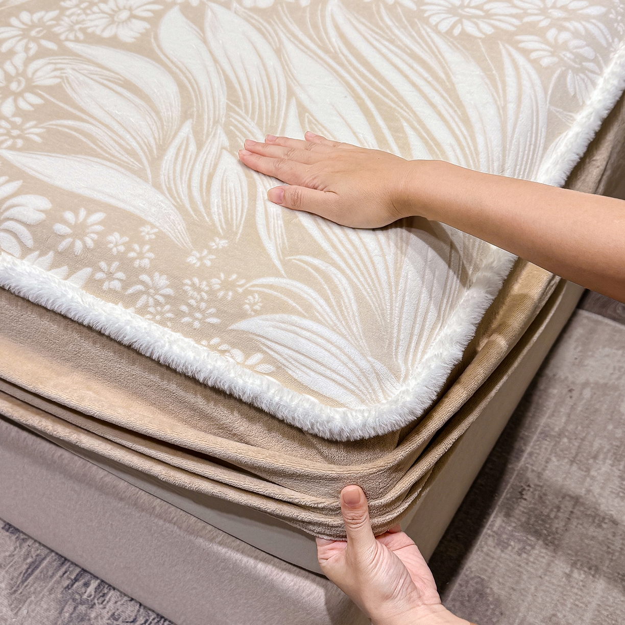 91家纺网 家纺一手货源 找家纺 云玲时尚 2025新款牛奶绒雕花兔毛绒包边床笠单床笠床笠单件 叶仲花