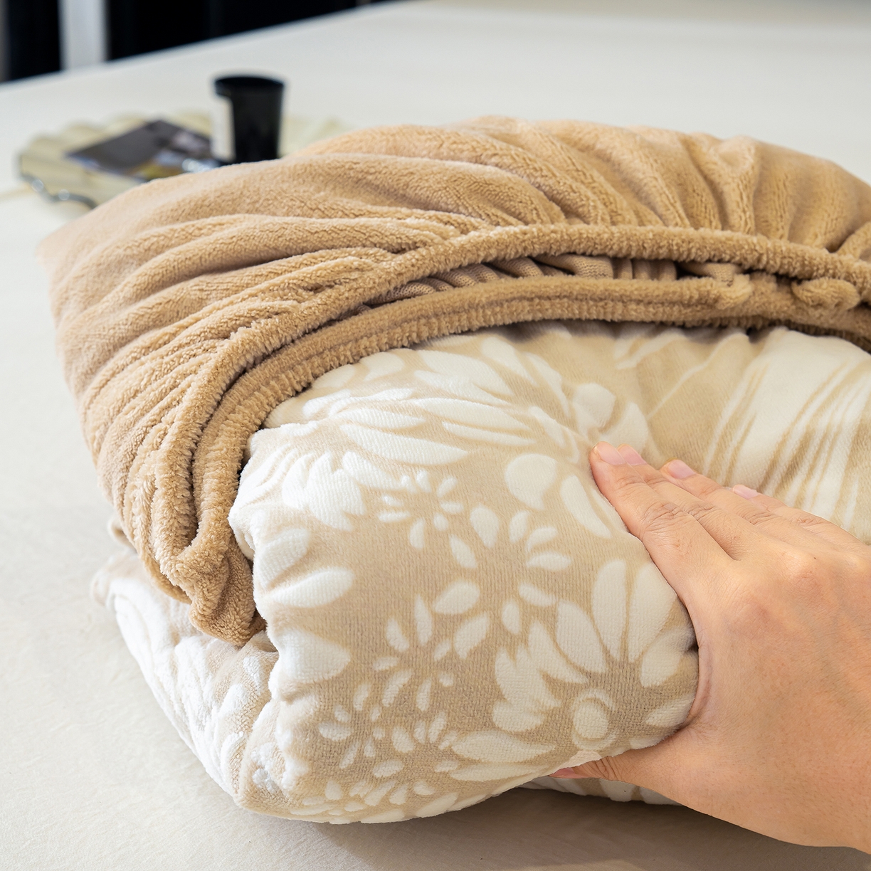 91家纺网 家纺一手货源 找家纺 云玲时尚 2025新款牛奶绒雕花兔毛绒包边床笠单床笠床笠单件 叶仲花