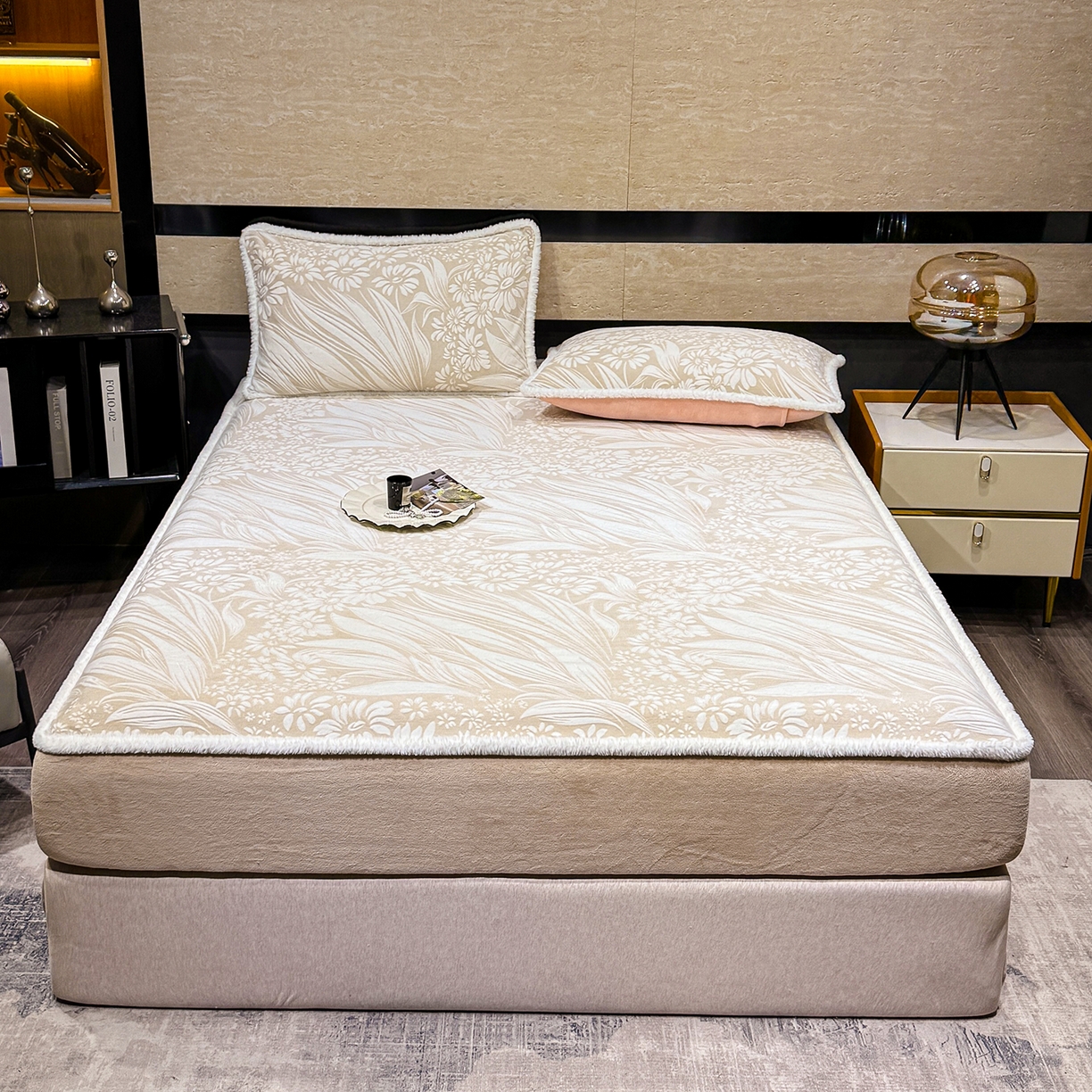 91家纺网 家纺一手货源 找家纺 云玲时尚 2025新款牛奶绒雕花兔毛绒包边床笠单床笠床笠单件 叶仲花