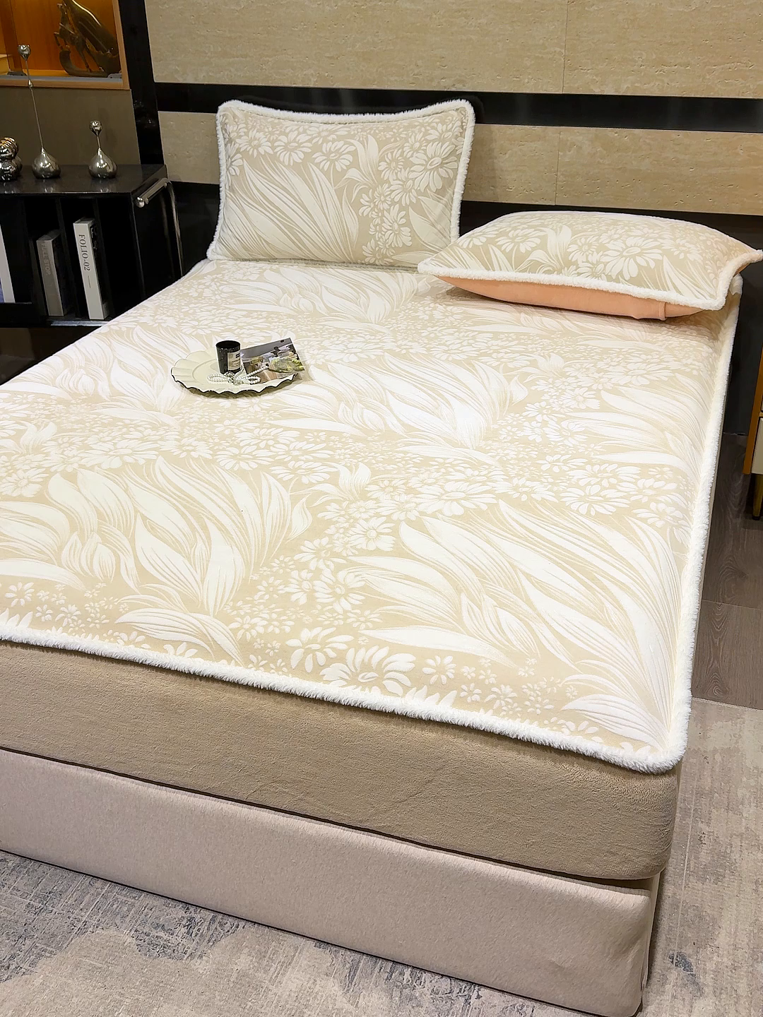 91家纺网 家纺一手货源 找家纺 云玲时尚 2025新款牛奶绒雕花兔毛绒包边床笠单床笠床笠单件 叶仲花