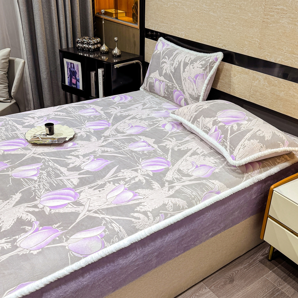 91家纺网 家纺一手货源 找家纺 云玲时尚 2025新款牛奶绒雕花兔毛绒包边床笠单床笠床笠单件 郁金香紫