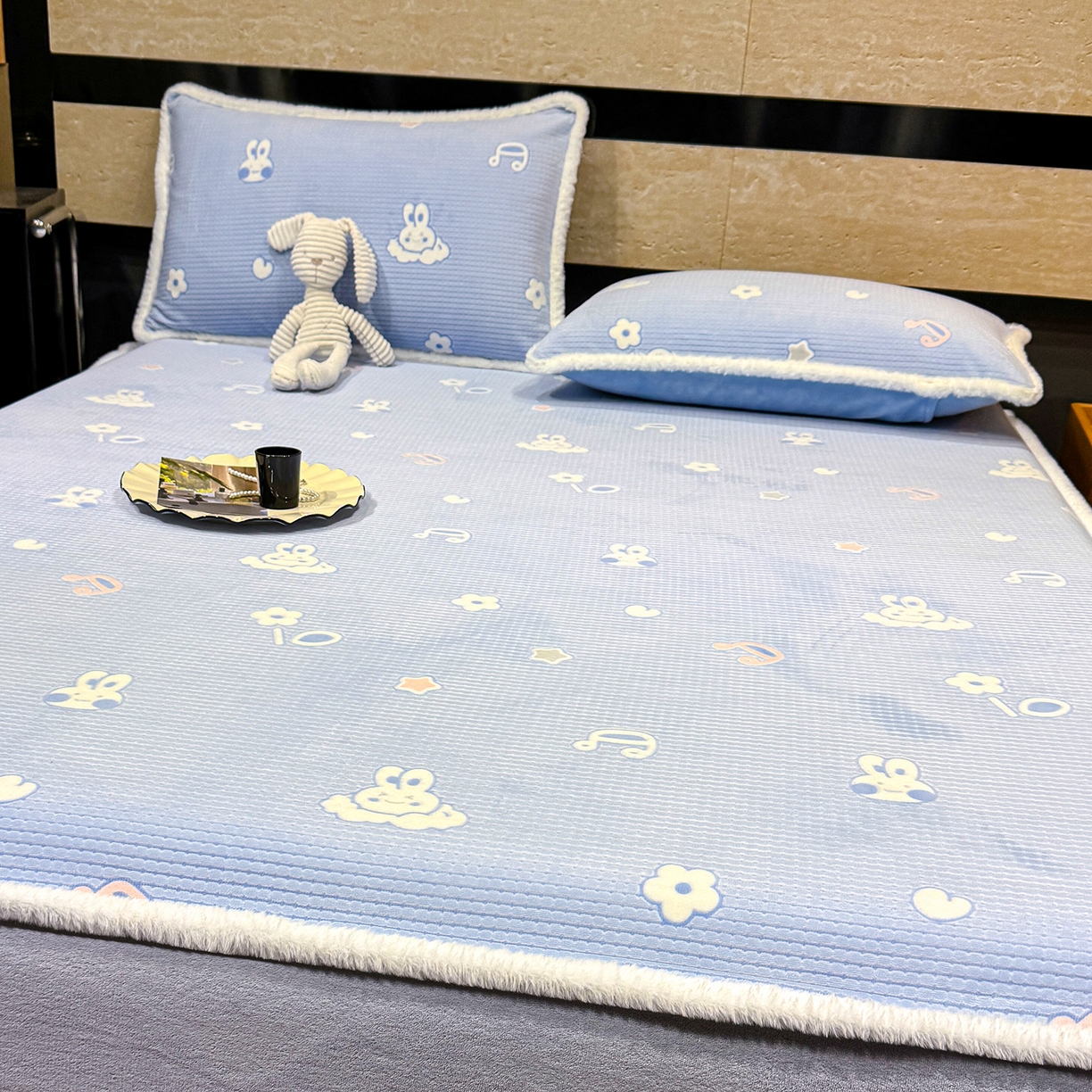 91家纺网 家纺一手货源 找家纺 云玲时尚 2025新款牛奶绒雕花兔毛绒包边床笠单床笠床笠单件 云中小兔