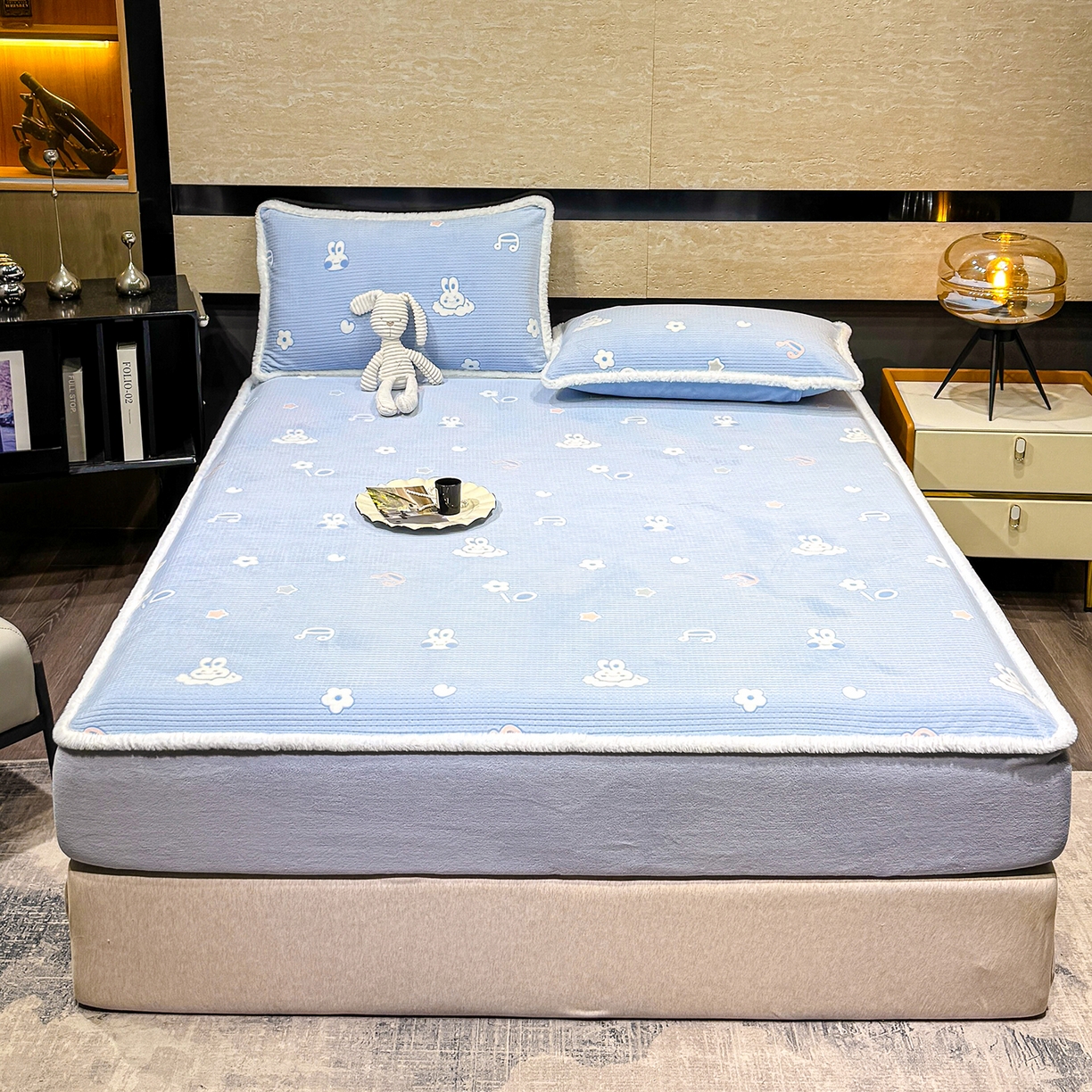 91家纺网 家纺一手货源 找家纺 云玲时尚 2025新款牛奶绒雕花兔毛绒包边床笠单床笠床笠单件 云中小兔