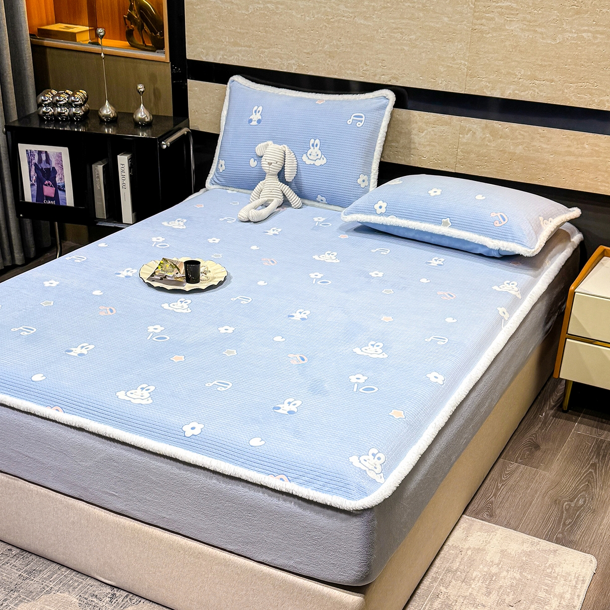 91家纺网 家纺一手货源 找家纺 云玲时尚 2025新款牛奶绒雕花兔毛绒包边床笠单床笠床笠单件 云中小兔