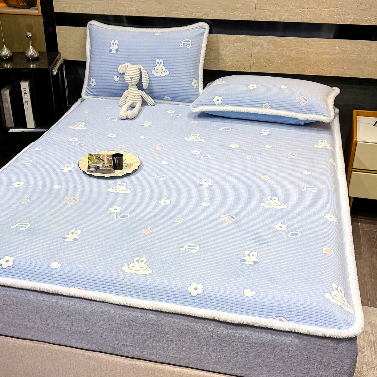 91家纺网 家纺一手货源 找家纺 云玲时尚 2025新款牛奶绒雕花兔毛绒包边床笠单床笠床笠单件 云中小兔